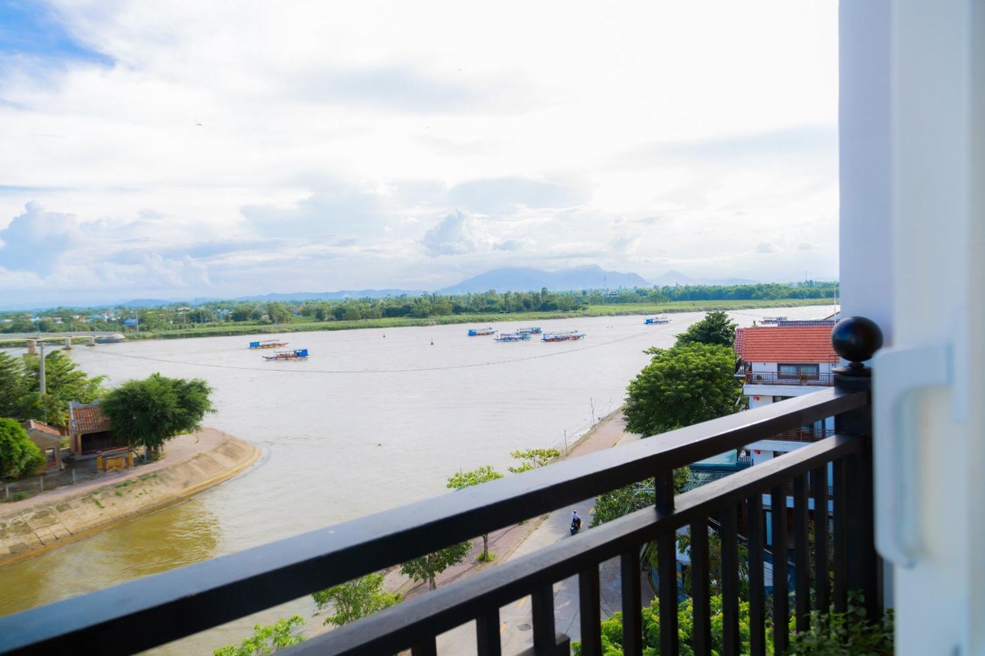 Royal Riverside Hoi An Hotel & Spa Bagian luar foto