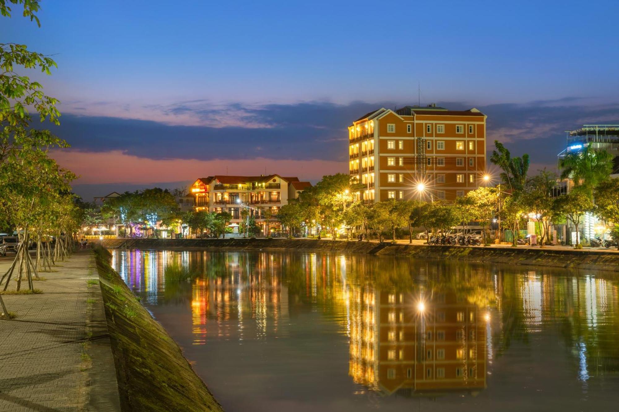 Royal Riverside Hoi An Hotel & Spa Bagian luar foto
